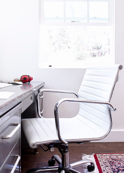 Traditional Home Office & Library by Lindsay Pennington Inc.